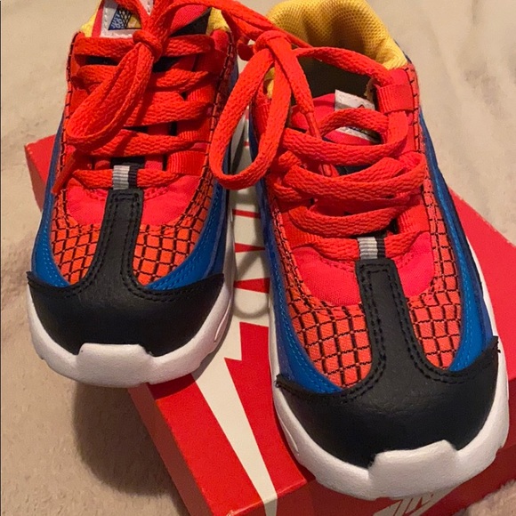 Nike - Picture 3 of 4